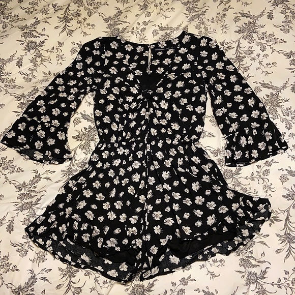 Black floral romper from Abercrombie xs - Picture 1 of 2
